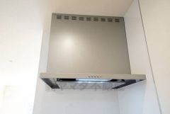 お手入れが簡単なスリム型レンジフードです。調理により発生する油煙や臭いを吸い込み、屋外へ排気してくれます。