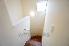 小さなお子様やご高齢の方でも安心できる、手すり付き階段。段差も低めで設定されており、安全性にも優れています。