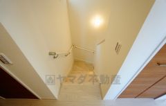 同仕様写真。お子様も高齢の方も安心して上り下りができる手摺がついた安心設計です。