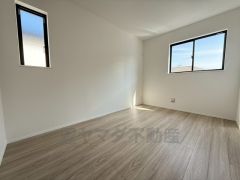 2面採光を確保した明るい室内は、風通しも良く、大変居心地の良い空間となっております。爽やかな風を感じて起きる朝は、快適生活の始まりに。