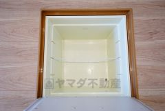 キッチンにある床下収納は、居住スペースを減らさずに買い置きの調味料や非常食などを保管することができます。