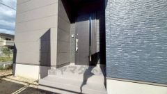 家の顔となる玄関扉がかっこいいと、たくさんの人を招き入れたくなりますね＾＾奥まって設置されており、雨にも濡れにくくなっています。