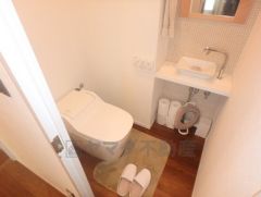 壁リモコンタイプのウォシュレット付き。すっきりした見た目で、トイレ奥の掃除もしやすいです。