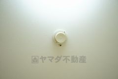 火災による煙や熱を感知して、警報音やブザー等で火災の発生を知らせてくれる火災警報器。