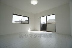 主寝室としても利用できる8帖の洋室は南側にバルコニーがあり、日当たり良好です。温かい光の差し込むゆとりのある居室をぜひ現地にてご確認くださいませ。