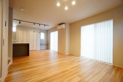 大きな窓のあるリビングは、陽光あふれる明るい空間です。居心地良く、ご家族皆がゆったり寛げる憩いの空間となりそうです。