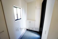 たっぷり収納できるシューズボックスです。家族全員の靴がきれいに整頓できます。棚の上にお花や写真を飾っても良いですね。