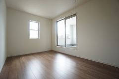 同仕様写真。寛ぎの時間を紡ぎだす主寝室は、大型ベッドを置いても余裕の広さを確保しています。