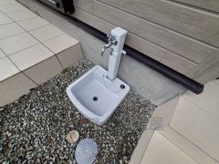 お車の洗車や外壁のお掃除をする際に便利な外水栓。