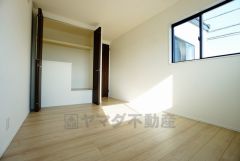 暖かい日差しが差し込む洋室。たっぷり収納できるクローゼット付きでお部屋の中をすっきりと快適に保てます。