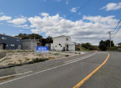 前面道路は広く、車同士がすれ違うスペースが十分にあります。落ち着いた住宅地内で快適な生活を実現してみませんか＾＾