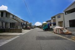 前面道路は広く、車同士がすれ違うスペースが十分にあります。落ち着いた住宅地内で快適な生活を実現してみませんか＾＾