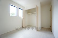 暖かい日差しが差し込む洋室。たっぷり収納できるクローゼット付きでお部屋の中をすっきりと快適に保てます。