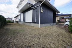 お子様と公園に行けない日も、のびのびお庭で遊べるのがうれしいですね。ガーデニングやお子様のプールなど大活躍です＾＾