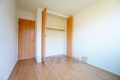 暖かい日差しが差し込む洋室。たっぷり収納できるクローゼット付きでお部屋の中をすっきりと快適に保てます。