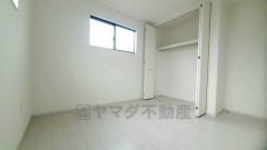 暖かい日差しが差し込む洋室。たっぷり収納できるクローゼット付きでお部屋の中をすっきりと快適に保てます。