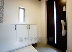 同仕様写真。たっぷり収納できるシューズボックスです。家族全員の靴がきれいに整頓できます。棚の上にお花や写真を飾っても良いですね。