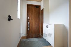 たっぷり収納できるシューズボックスです。家族全員の靴がきれいに整頓できます。棚の上にお花や写真を飾っても良いですね。