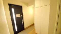 白を基調とした明るい玄関です。大容量のシューズボックスは家族全員の増えがちな靴や物をすっきり収納できます。