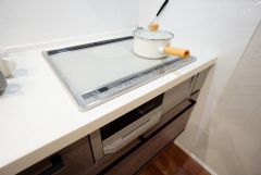汚れてもサッとふける、お手入れのしやすいIHクッキングヒーター。オール電化なので経済的です。