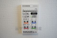 浴室暖房乾燥機付き。天候に左右されず、いつでも好きなときに洗濯物を干せるので、仕事や家事で忙しい方に重宝します。