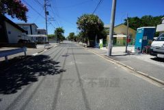 前面道路は広く、車同士がすれ違うスペースが十分にあります。落ち着いた住宅地内で快適な生活を実現してみませんか＾＾