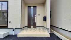 質感、使いやすさ、安全性、断熱性能を併せ持った玄関ドアです。また、ピッキング対策に優れる2ロック機構と防犯性に優れる電気錠も標準装備しています。