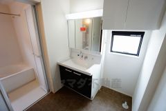 同仕様写真。三面鏡つき洗面台。鏡裏にたっぷりとした収納スペースがあります。鏡を閉めてしまえば小物は見えないため、スッキリとした印象の洗面台にできます。