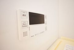 湯量・湯温の設定、そして保温までワンタッチのフルオートバス。便利な追い炊き機能付きです。