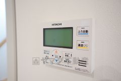 キッチン横からお湯張り、追い炊き、足し湯がボタン一つで楽々操作できる給湯機リモコンです。忙しい夕飯準備の時間帯に重宝しますね。