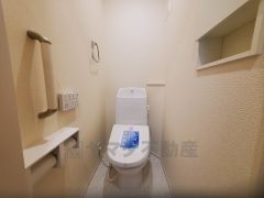 温水洗浄機付トイレです。節水機能もあるので、安心して使えますね。もちろん、1階2階の2ヶ所にトイレがあるので、忙しい朝にもゆとりができますね。
