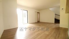 大きな窓のあるリビングは、陽光あふれる明るい空間です。居心地良く、ご家族皆がゆったり寛げる憩いの空間となりそうです。