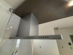 お手入れが簡単なスリム型レンジフードです。調理により発生する油煙や臭いを吸い込み、屋外へ排気してくれます。
