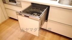 家事の時間が短縮できるフルオープンで開けやすい食器洗い乾燥機付。食事後に家族とのくつろぎタイムをしっかり取れます。