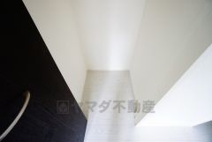 まとめ買いしてもこの収納量なら心配要らずのパントリー。調理家電や食品のストックをすっきりまとめられ、キッチン周りを広々使えます。