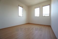 同仕様写真。2面採光を確保した明るい室内は、風通しも良く、大変居心地の良い空間となっております。爽やかな風を感じて起きる朝は、快適生活の始まりに。