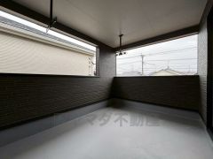 幅広のインナーバルコニーは急な雨から洗濯物を守りやすく、眩しすぎる日差しも和らげます。