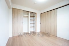 主寝室としてお使いいただけそうなこちらのお部屋は、日当たりが良く、爽やかな風を感じて起きる朝は、快適生活の始まりに。