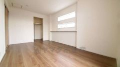 ご夫婦お二人のプライベートシーンを演出する寝室は、大容量のウォークインクローゼット付き。