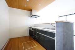 対面式カウンターキッチンからはお子様の様子が見守れます。ダイニングへの配膳や調理の時便利なカウンター付き。