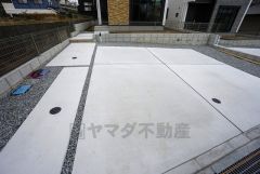 駐車スペースはゆとりある2台分を確保。マイカー用に、お客さま用に、余裕を持ってご利用いただけます。