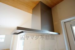 同仕様写真。お手入れが簡単なスリム型レンジフードです。調理により発生する油煙や臭いを吸い込み、屋外へ排気してくれます。