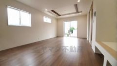 大きな窓のあるリビングは、陽光あふれる明るい空間です。居心地良く、ご家族皆がゆったり寛げる憩いの空間となりそうです。