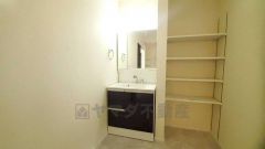 三面鏡つき洗面台。鏡裏にたっぷりとした収納スペースがあります。鏡を閉めてしまえば小物は見えないため、スッキリとした印象の洗面台にできます。