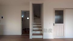 小さなお子様やご高齢の方でも安心できる、手すり付き階段。段差も低めで設定されており、安全性にも優れています。