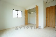 同仕様写真。暖かい日差しが差し込む洋室。たっぷり収納できるクローゼット付きでお部屋の中をすっきりと快適に保てます。