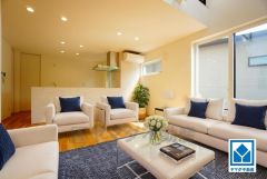 家具はイメージです。リビングは広々とした設計で、家族が集い、寛ぐ暮らしの空間を演出しています。