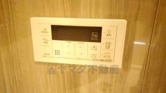 湯量・湯温の設定、そして保温までワンタッチのフルオートバス。便利な追い炊き機能付きです。