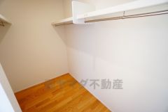 収納力豊富なウォークインクローゼット。洋服や小物などを1箇所にまとめて美しい収納を実現します。