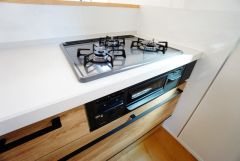 複数の調理を一度に行うことができる3口コンロ。効率よくお料理が出来ます。毎日のお料理も楽しくなりますね＾＾